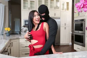 Anh bú nhẹ thôi lồn em sướng quá
