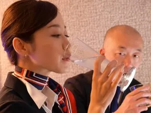 Mẹ chồng: "Con rửa bát cũng không cho mẹ đi, cẩn thận đừng để Hạ (vợ tôi) nhìn thấy đấy."