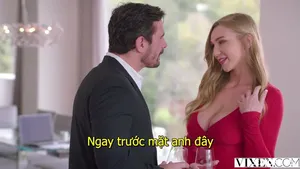 Sự kết hợp hoàn hảo giữa lụa màu da thịt và giày cao gót tạo nên vẻ đẹp cổ điển cho nữ thần